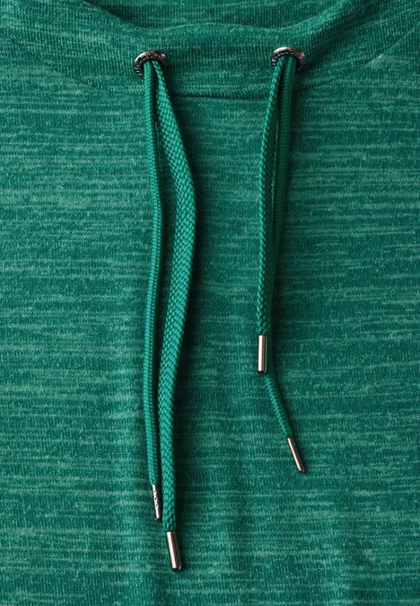 Grüner Hoodie mit Kordelzug, Nahaufnahme.